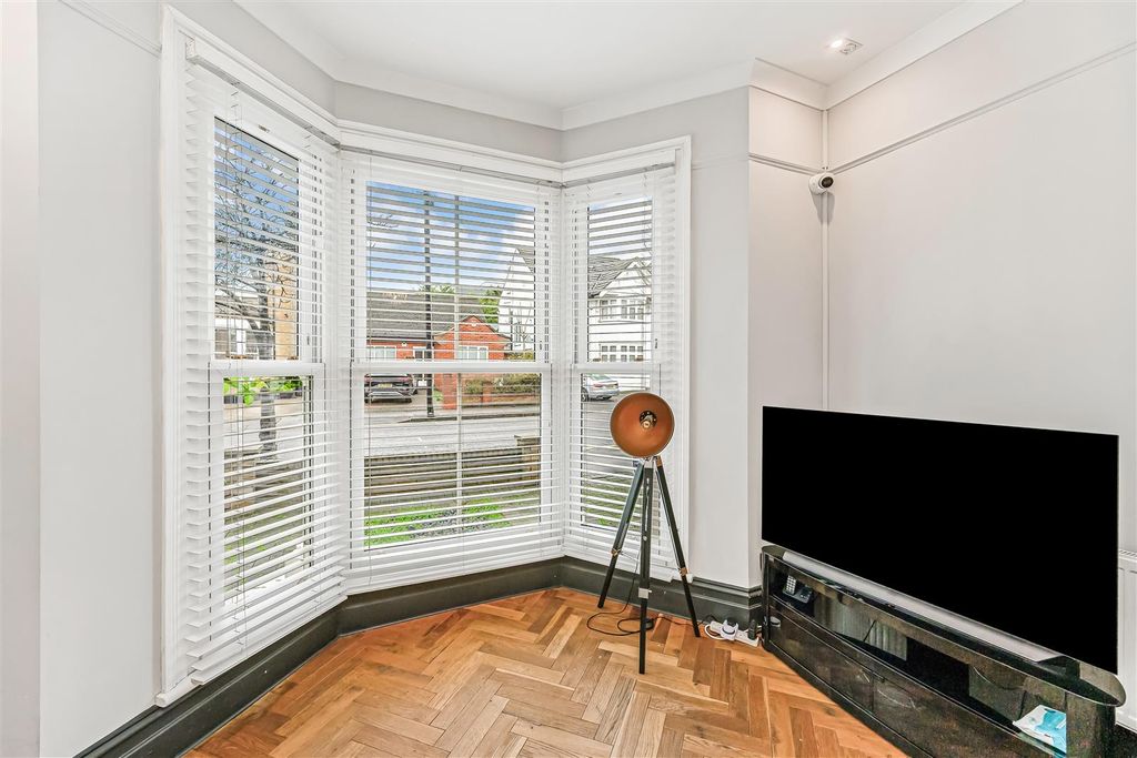 Property photo 3 of 21 39 Lansdowne Road-14.Jpg