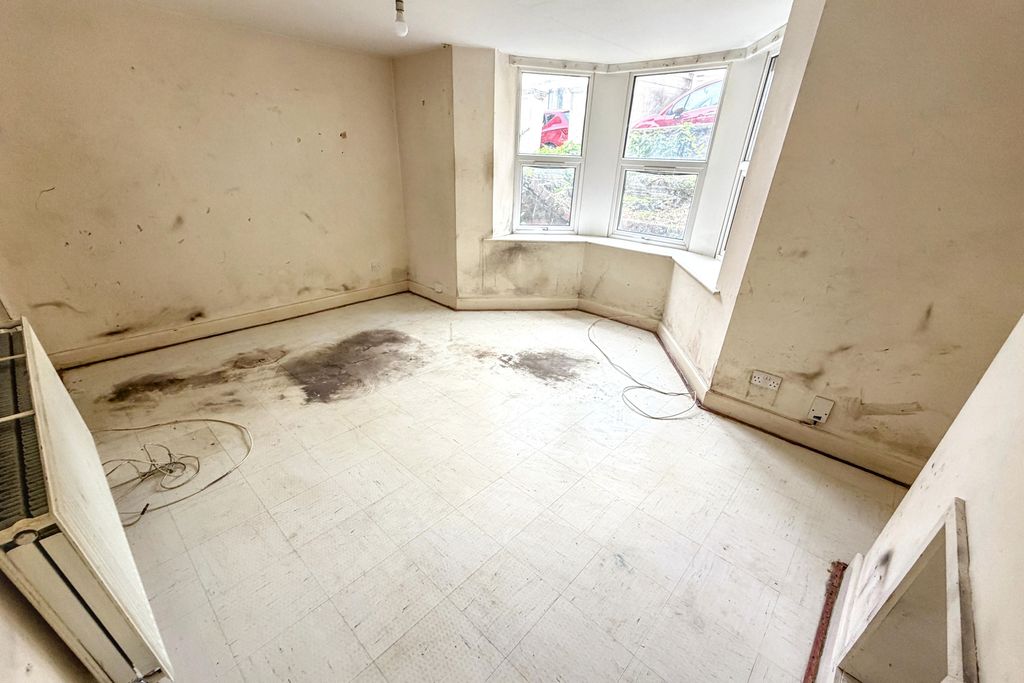 Property photo 2 of 10 Flat 1, 55 Cromwell Road, St Andrews, Bristol, Bs6 5Ha