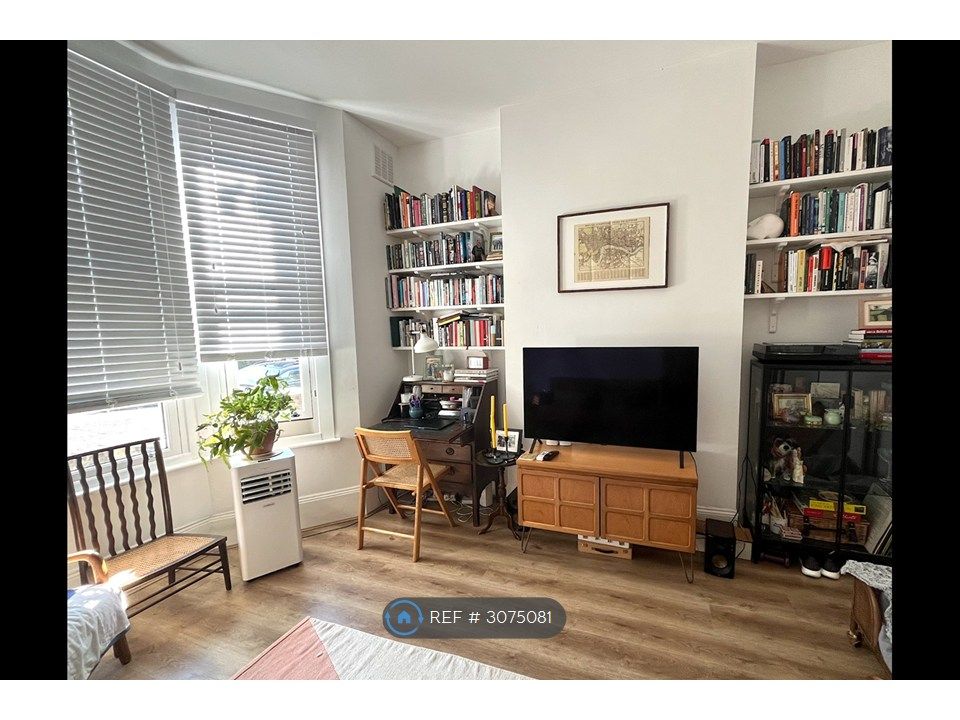 Property photo 1 of 7 Living Room