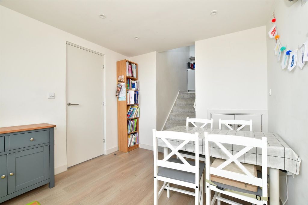 Property photo 3 of 10 5