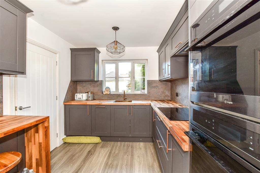 Property photo 3 of 10 Kitchen