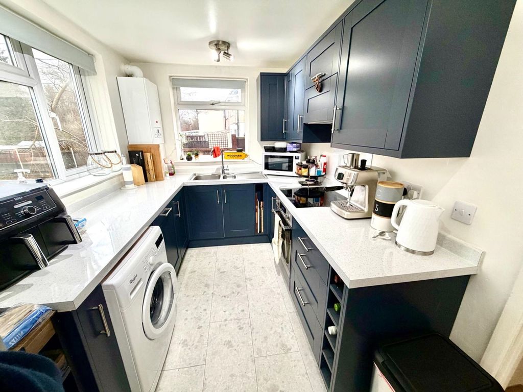 Property photo 3 of 7 Kitchen