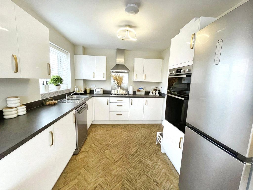 Property photo 3 of 11 Kitchen