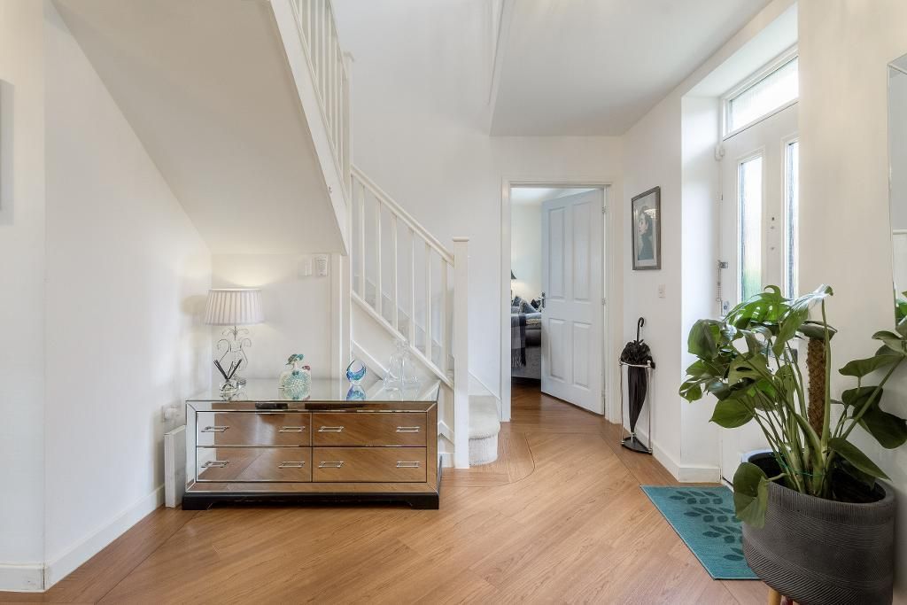 Property photo 3 of 20 Entrance Hall