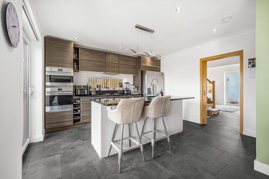 Property photo 2 of 48