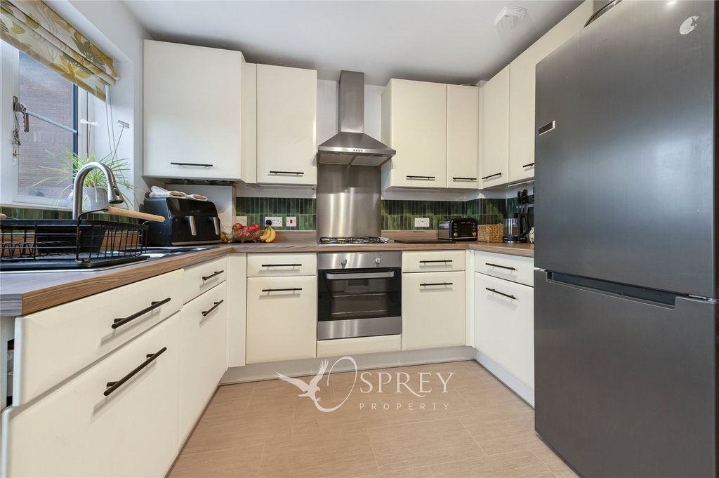 Property photo 2 of 11 Kitchen