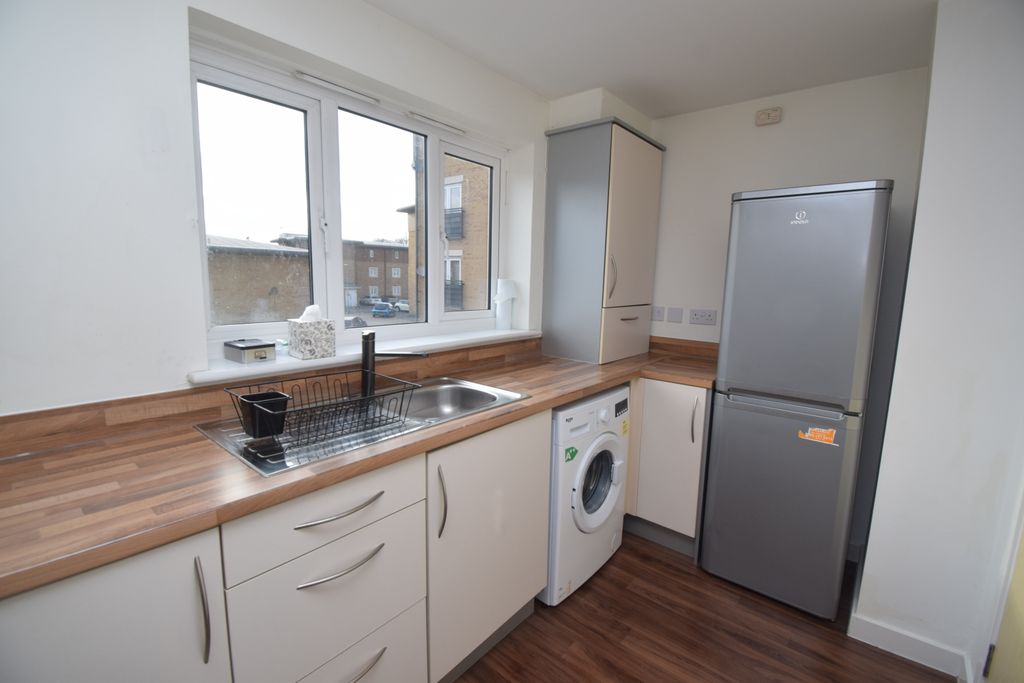 Property photo 3 of 9 Kitchen (2)