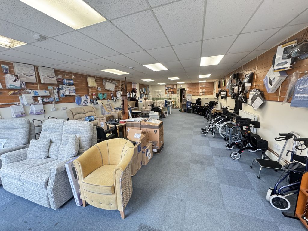 Property photo 1 of 8 Retail To Rent Over Lane, Belper De56