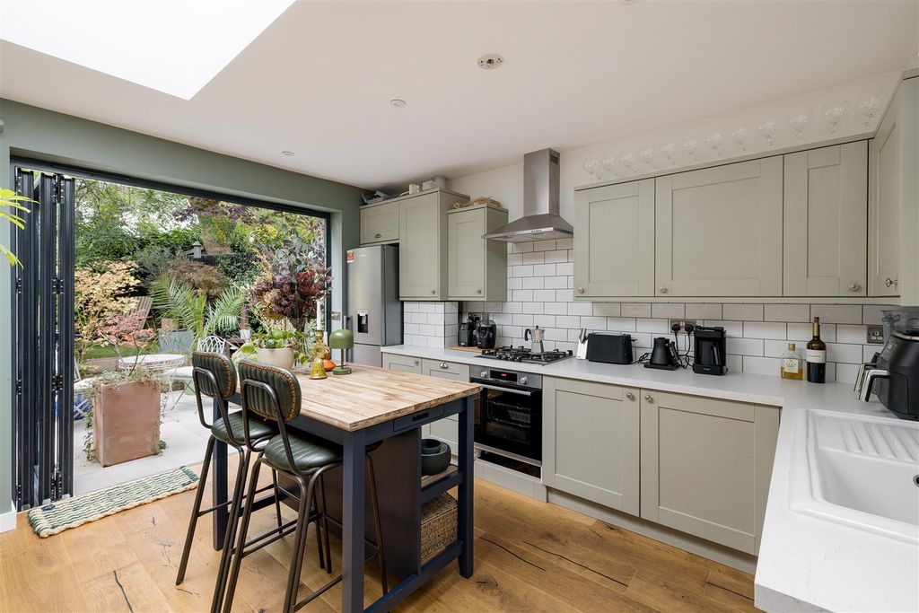 Property photo 2 of 24 Barclay Road E17