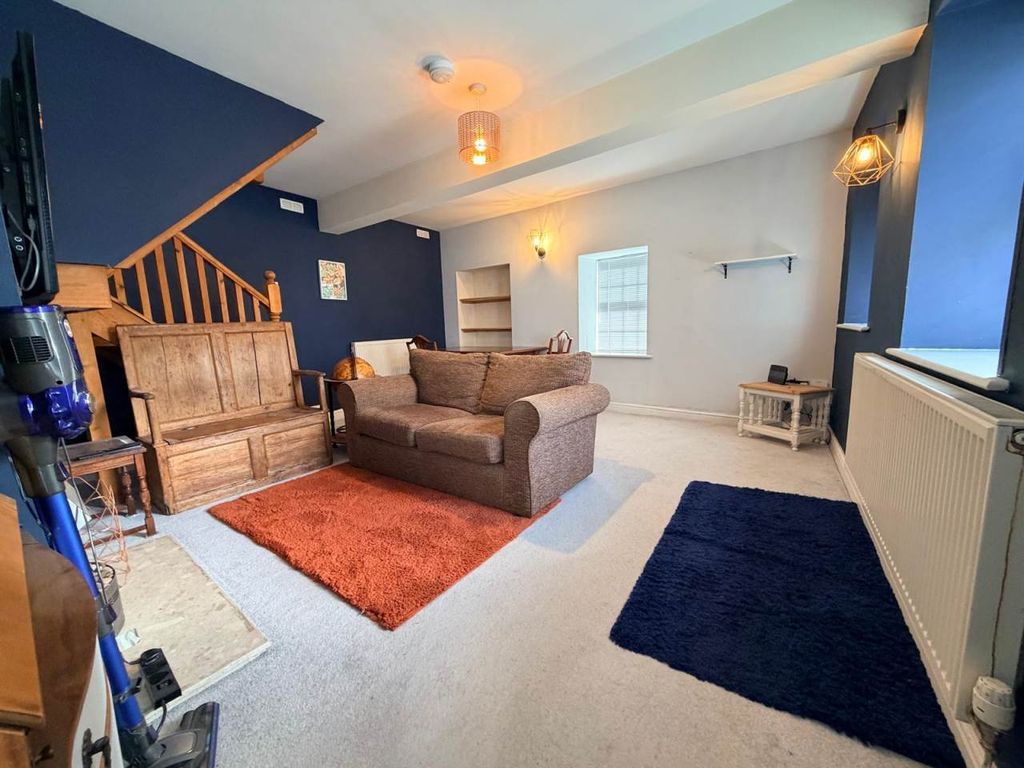 Property photo 3 of 8 Lounge 2