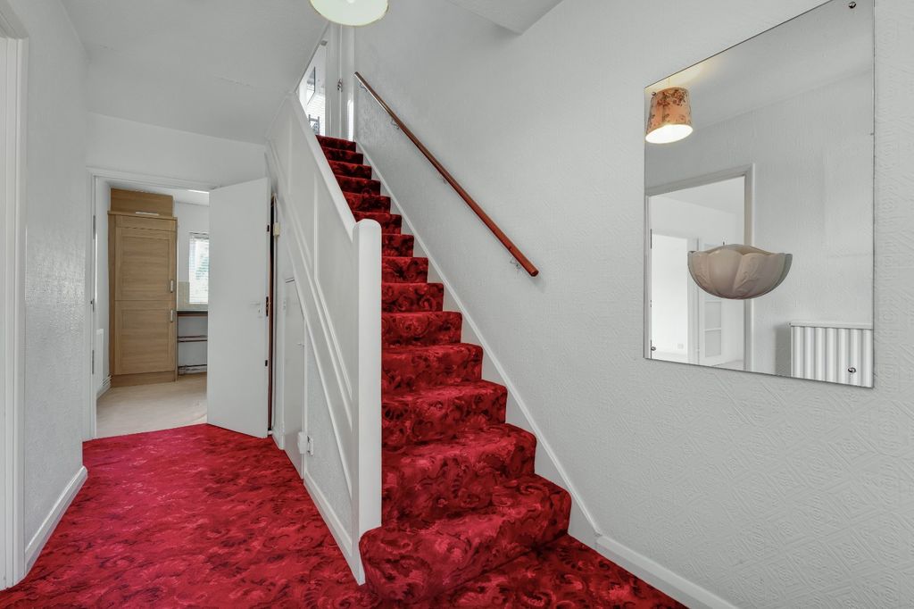 Property photo 2 of 18 Entrance Hall