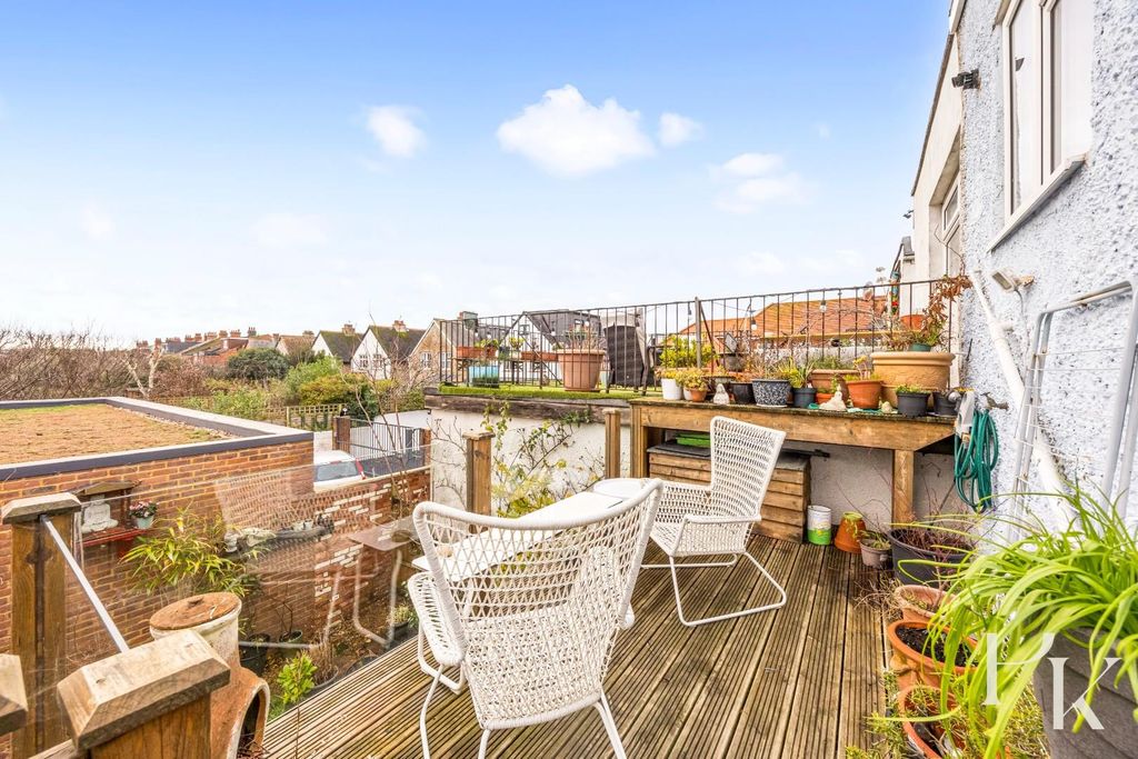 Property photo 3 of 23