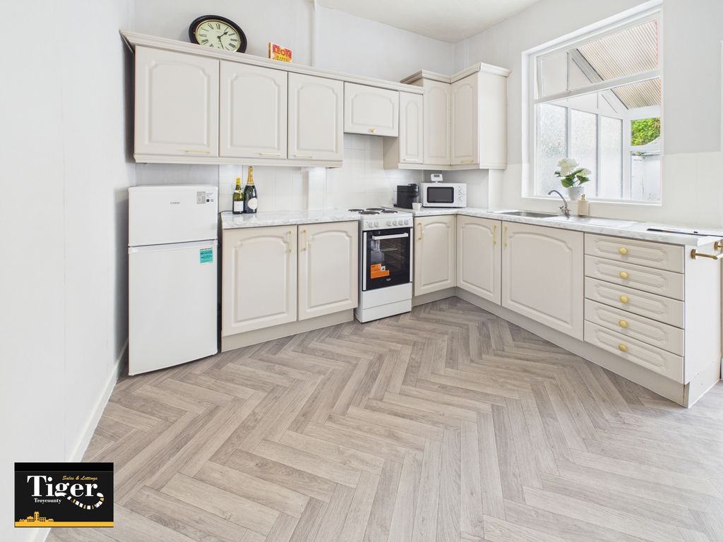 Property photo 3 of 13 Cam01931G0-Pr0333-Still004