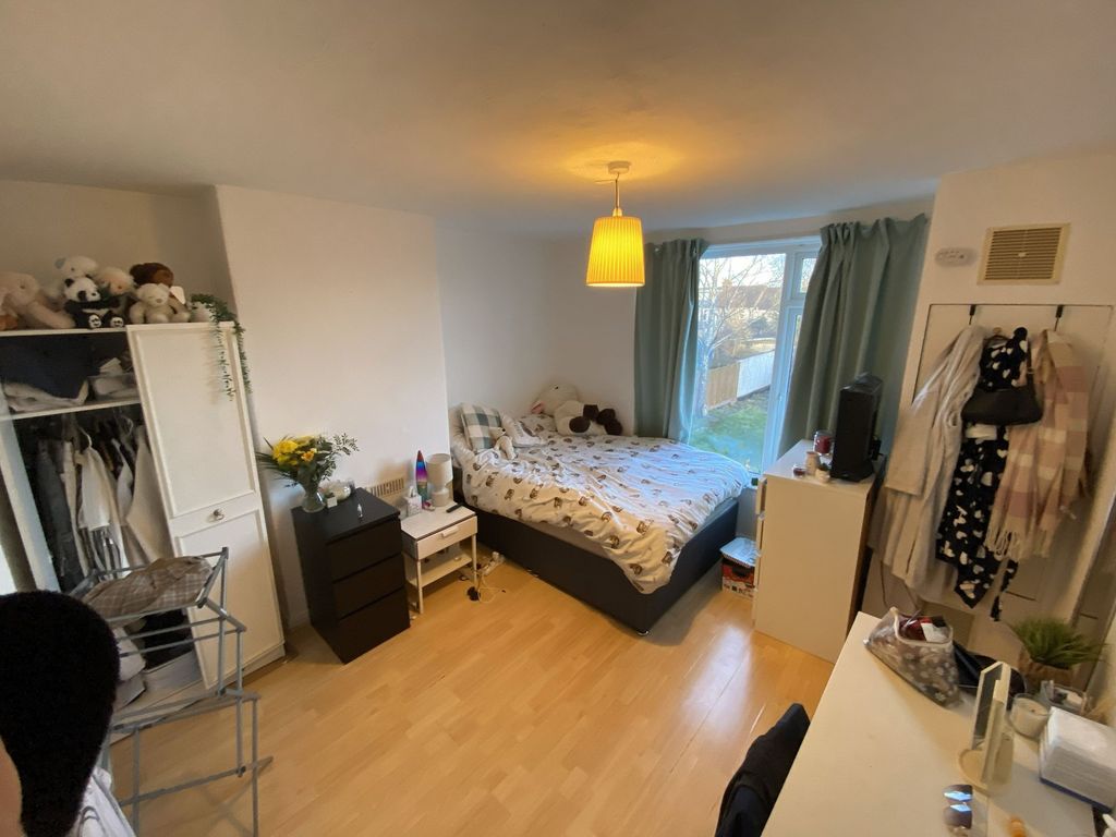 Property photo 3 of 14 Bright, Well-Kept Bedroom With A Double Bed By A l...