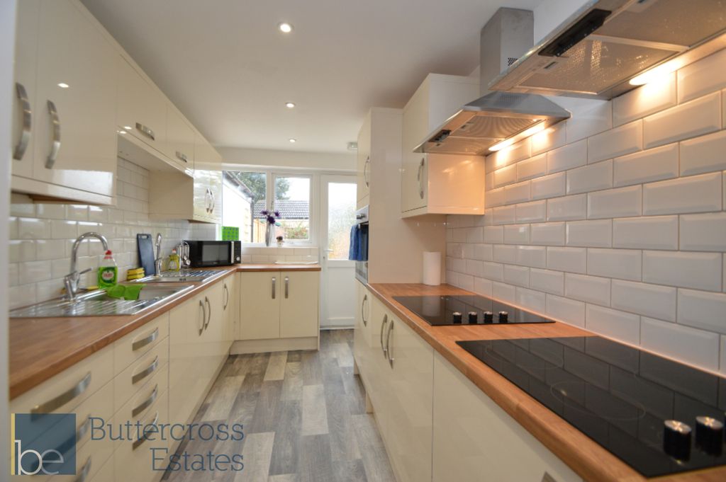 Property photo 2 of 7 Kitchen