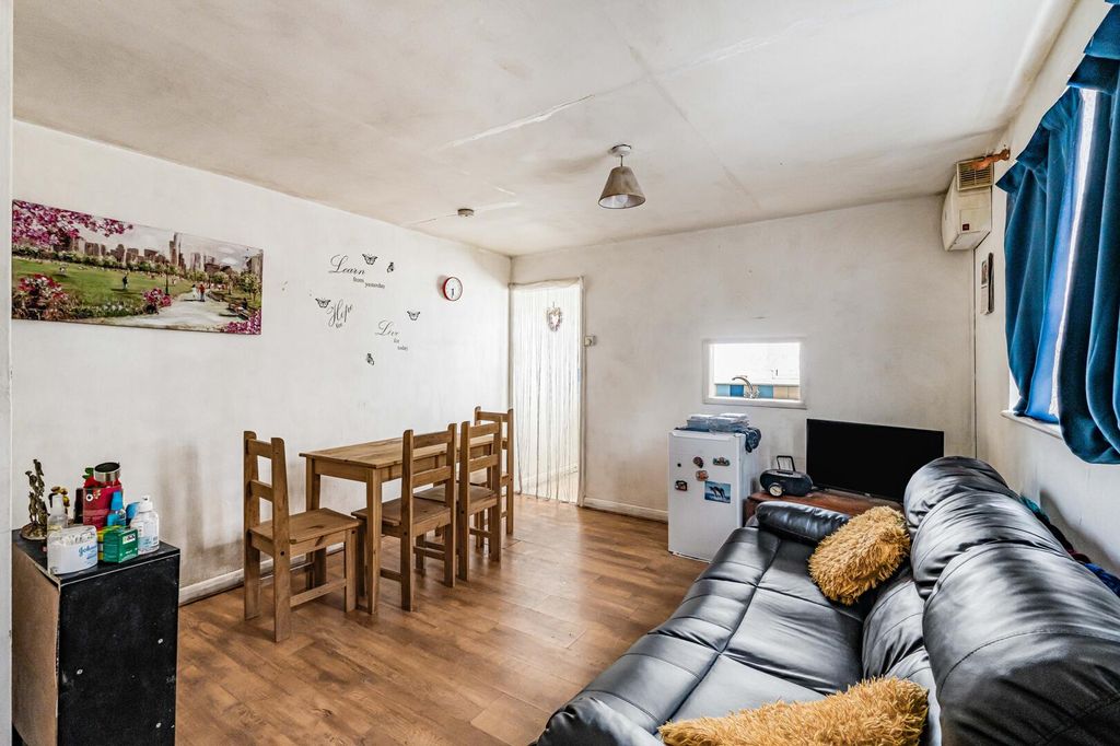 Property photo 1 of 10 Living Room