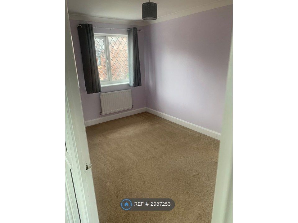 Property photo 3 of 15 Bed 1