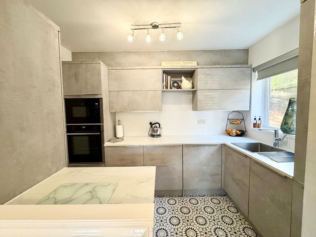 Property photo 1 of 10 Kitchen