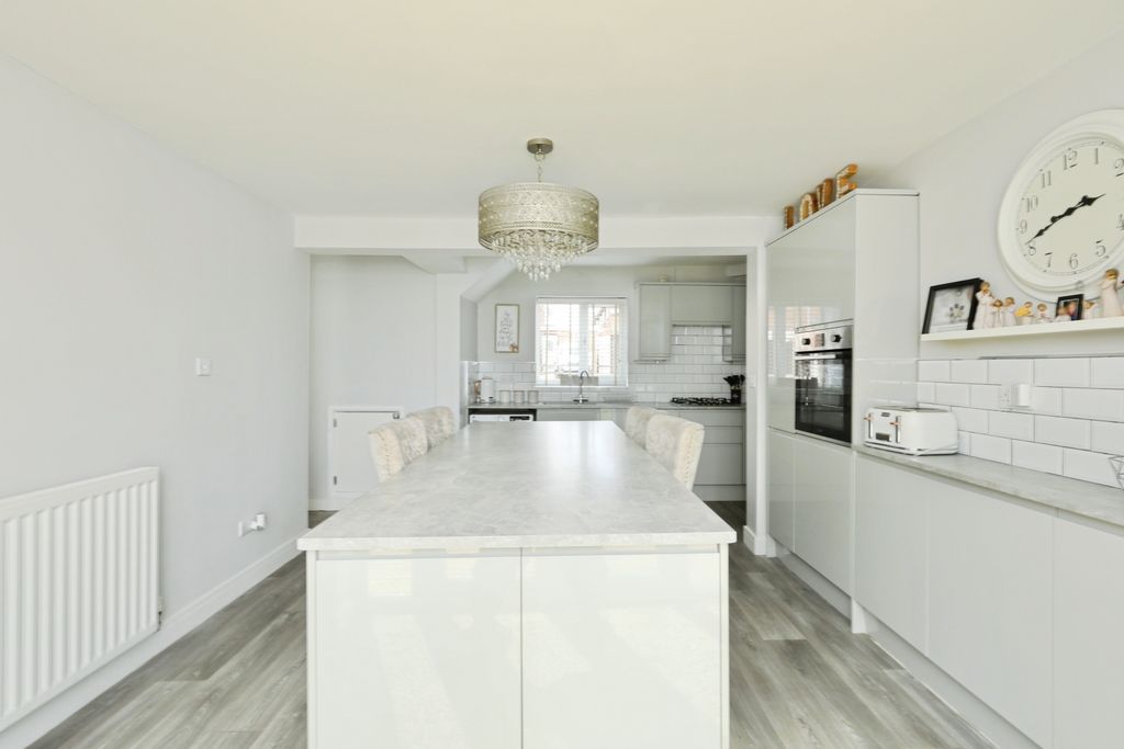 Property photo 2 of 19 Kitchen