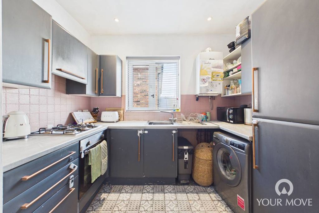 Property photo 3 of 19 Kitchen