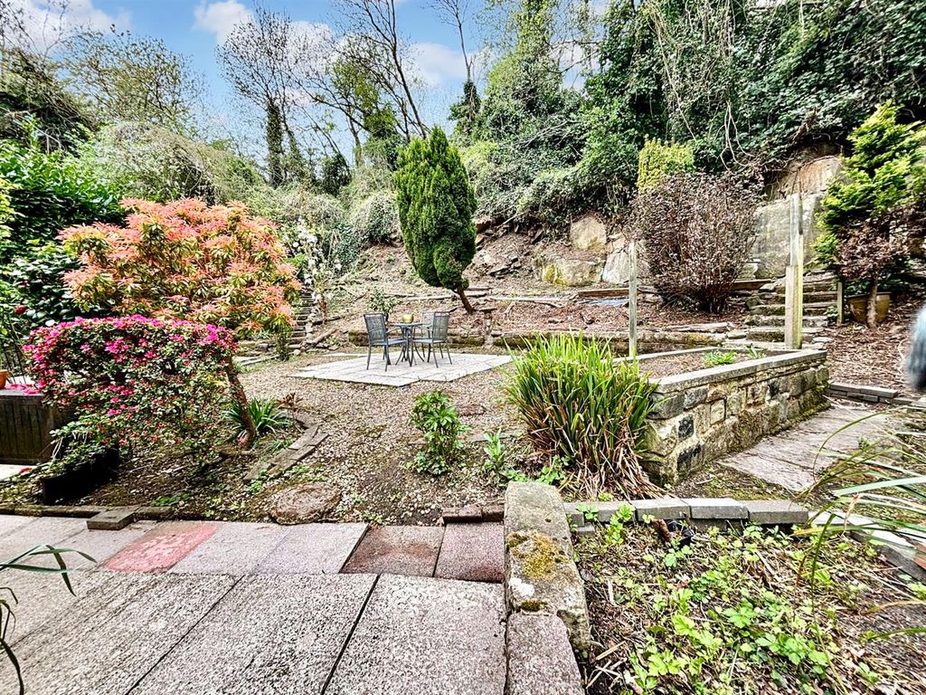 Property photo 2 of 22 Gardens: