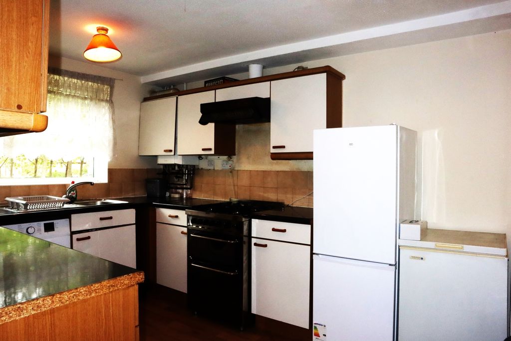 Property photo 3 of 17 Kitchen