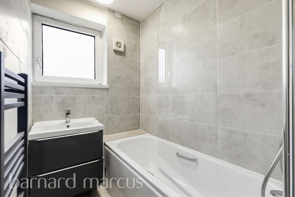 Property photo 2 of 9 Bathroom