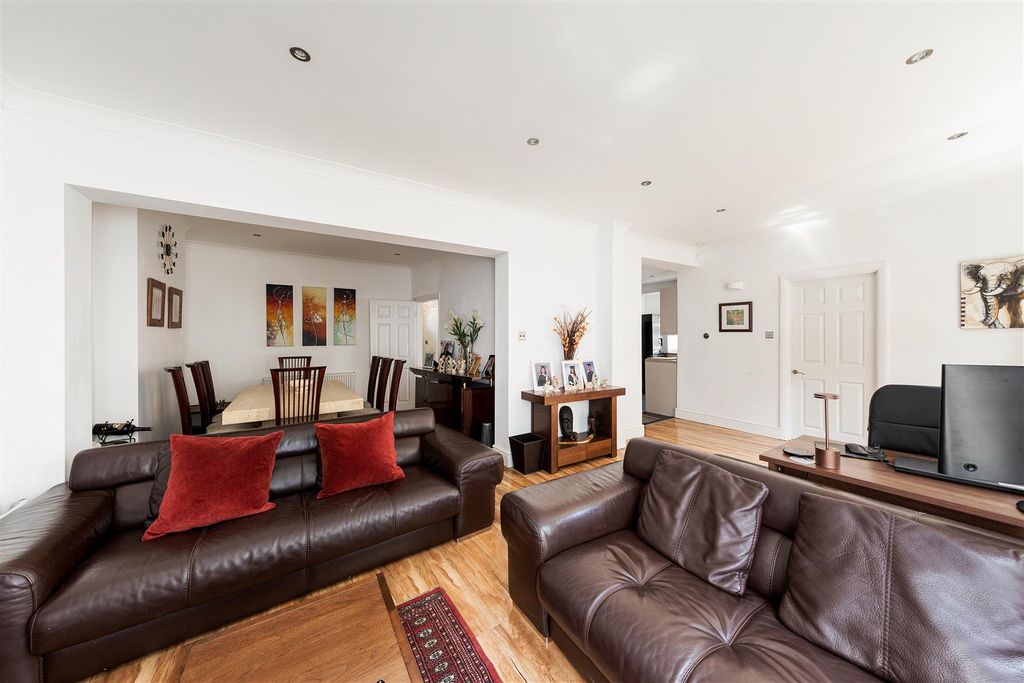 Property photo 2 of 23 Chingford Avenue E4