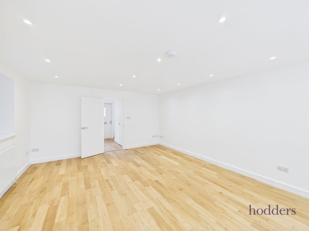 Property photo 2 of 25 Picture No. 11