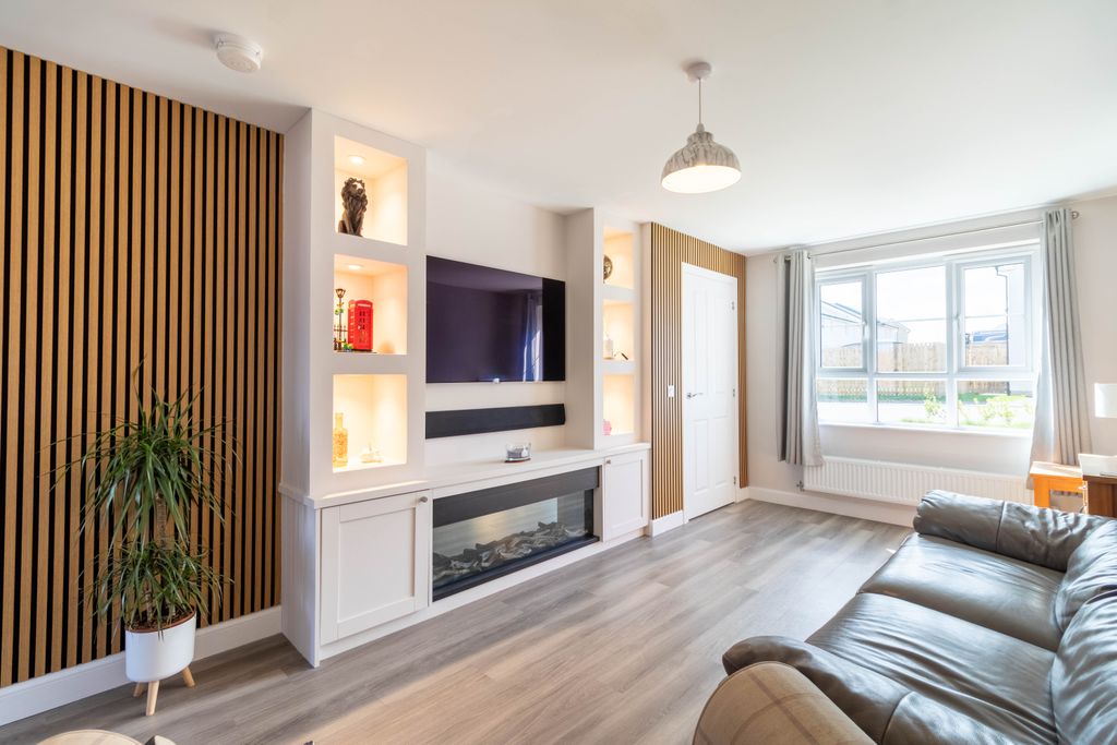 Property photo 2 of 24 Lounge