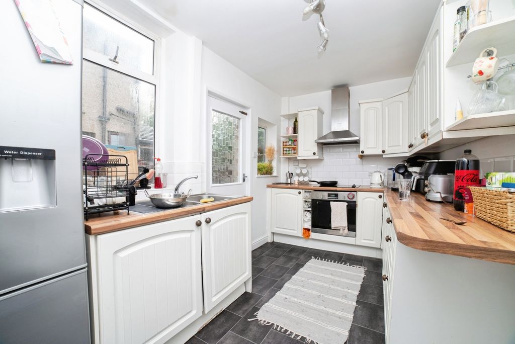 Property photo 3 of 17 Kitchen