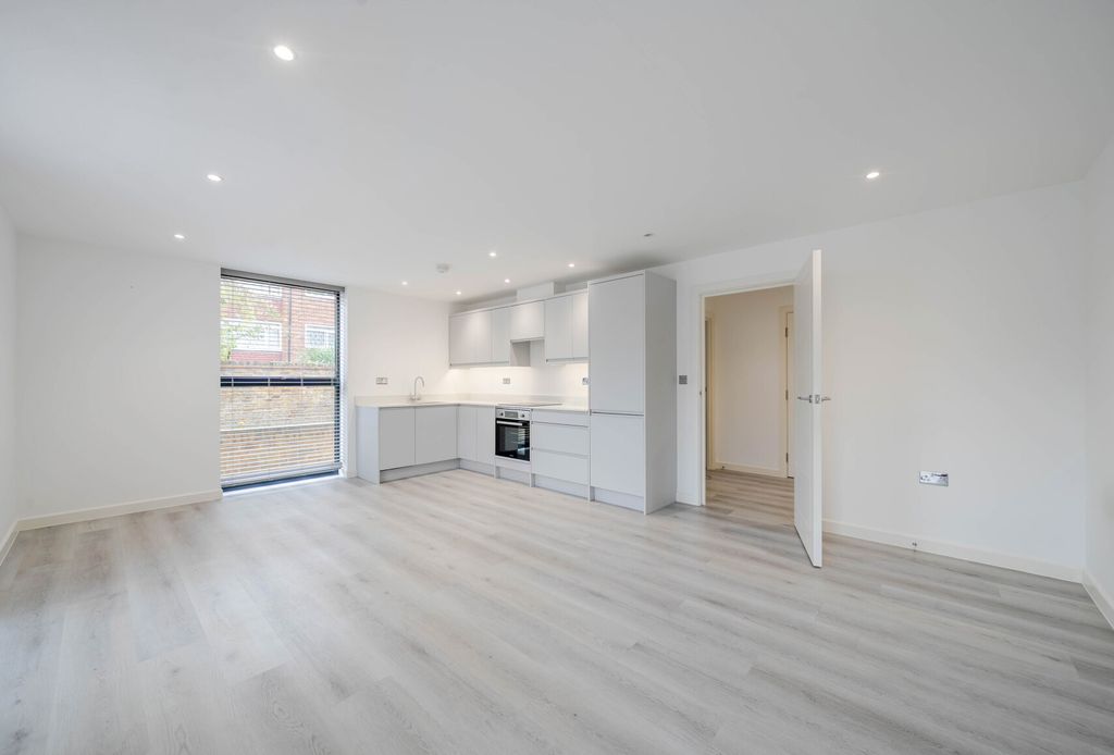 Property photo 2 of 8 1376517-5-6911Ca6...