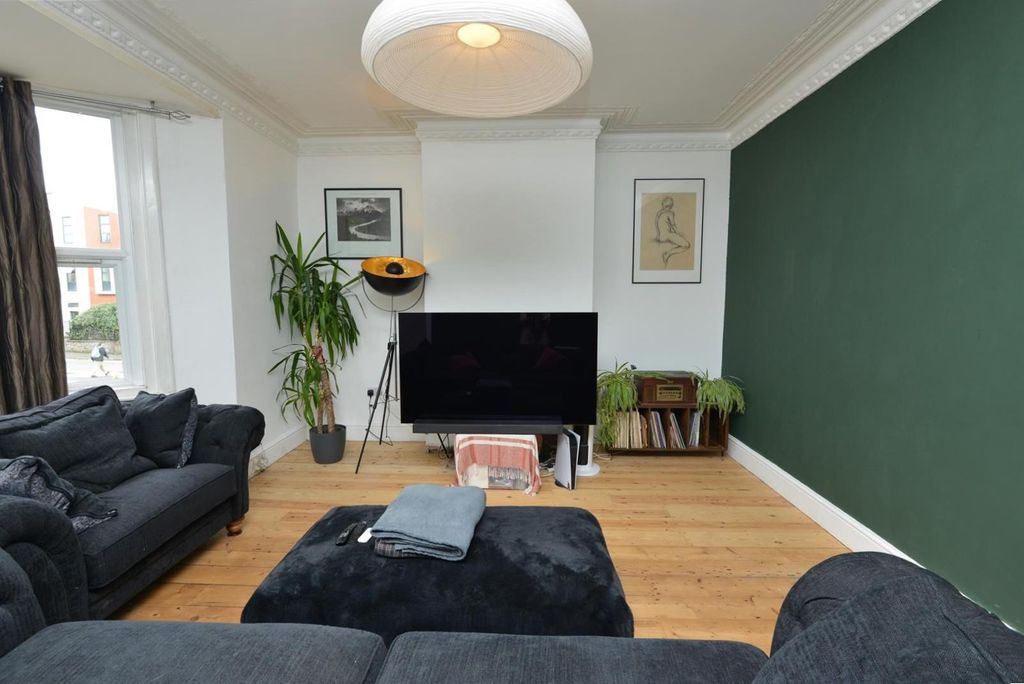Property photo 2 of 30 Lounge.Jpg