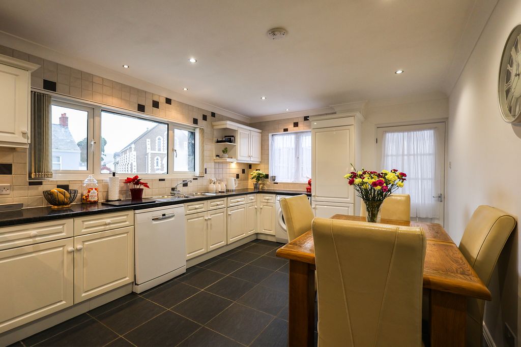 Property photo 3 of 19 Photo 2