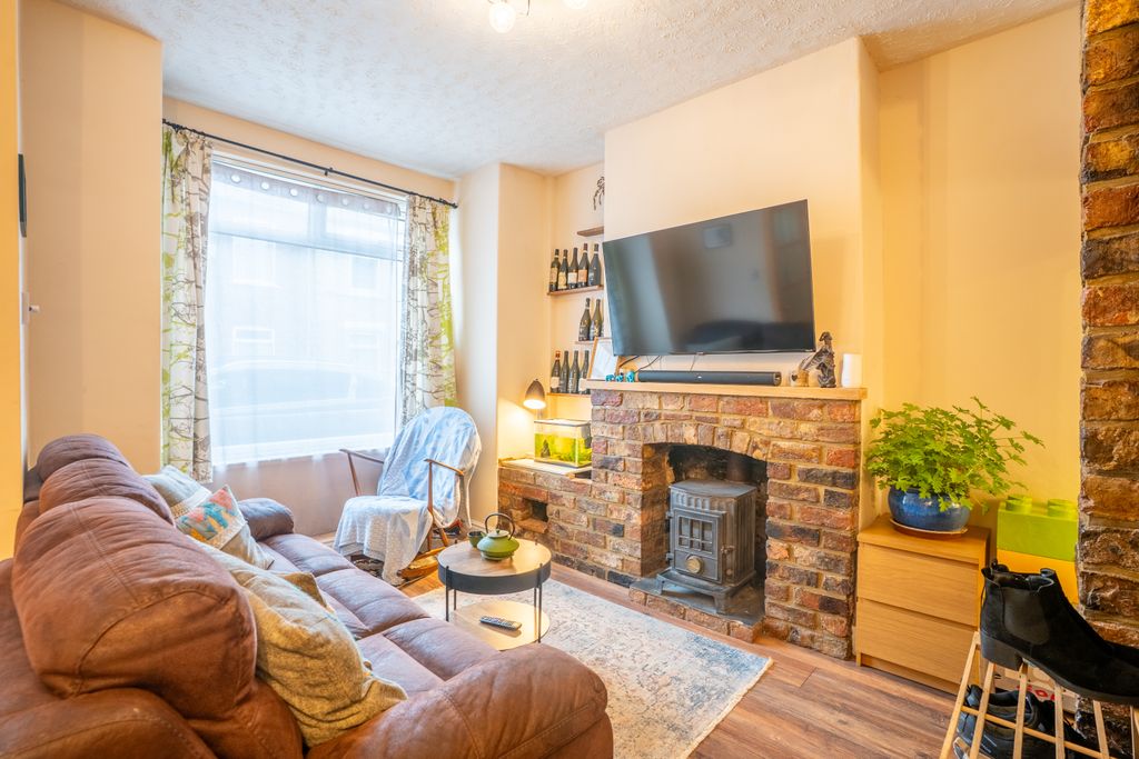 Property photo 3 of 19 22Bakerstreet3