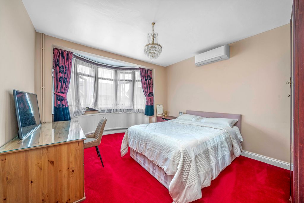 Property photo 2 of 32