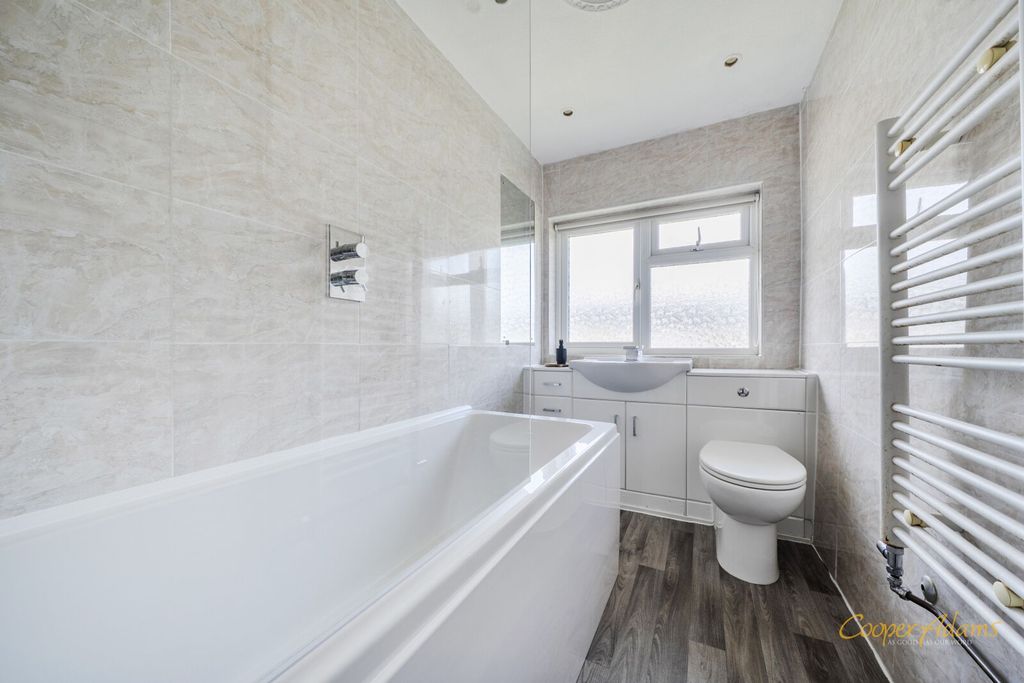 Property photo 2 of 11 Bathroom