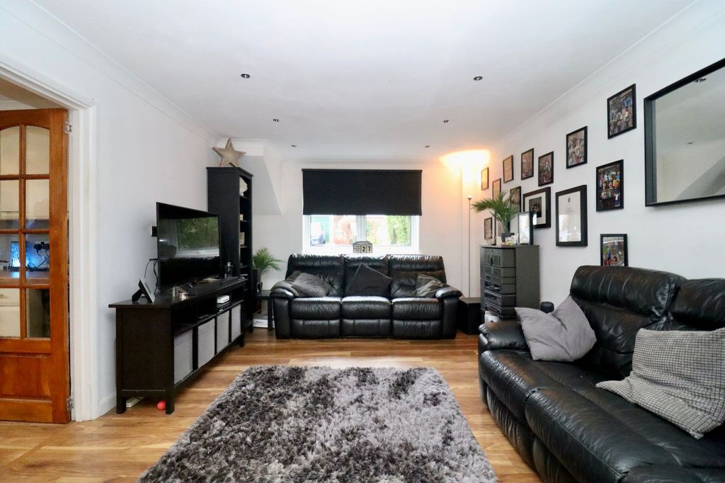 Property photo 2 of 27