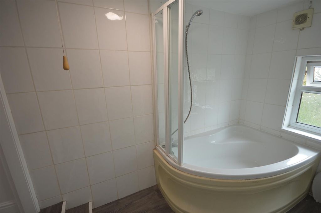 Property photo 3 of 9 Bathroom.Jpg