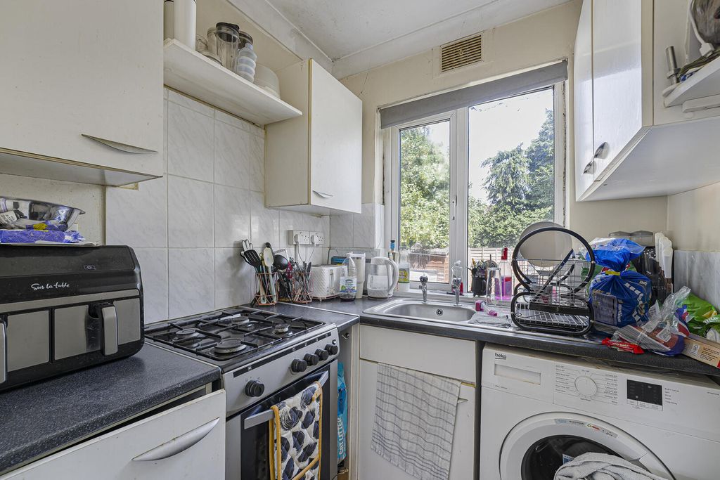 Property photo 3 of 10 Kitchen