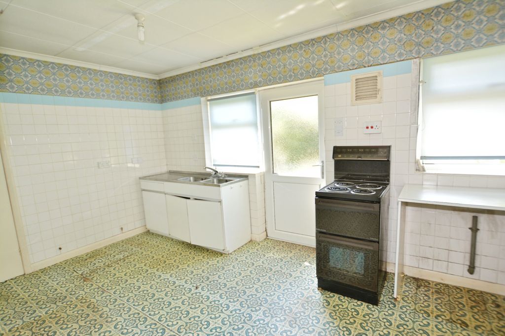 Property photo 2 of 11 Kitchen.