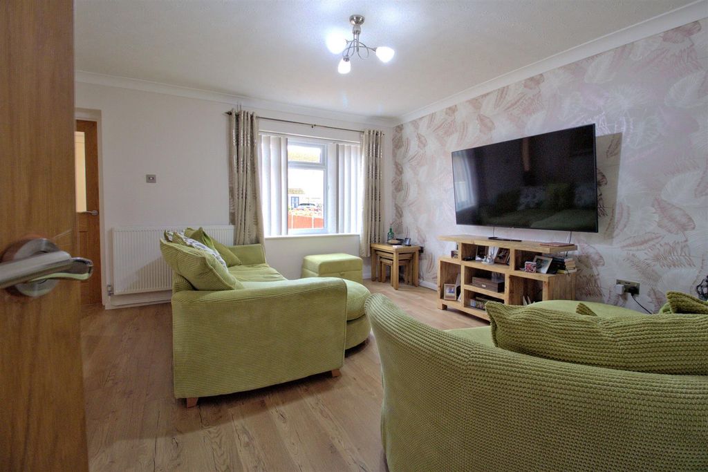 Property photo 2 of 36 Lounge