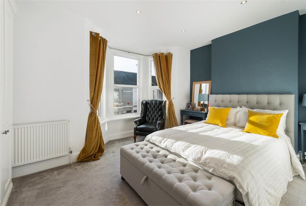 Property photo 3 of 10 Bedroom 1