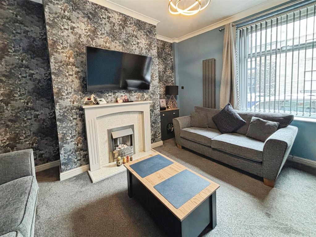 Property photo 2 of 16 Lounge