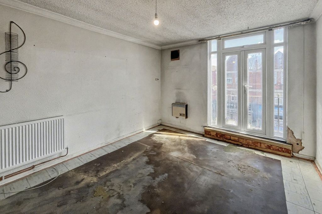 Property photo 3 of 14 30 Fairgreen Court, London Road, Mitcham, Surrey Cr4 3Na