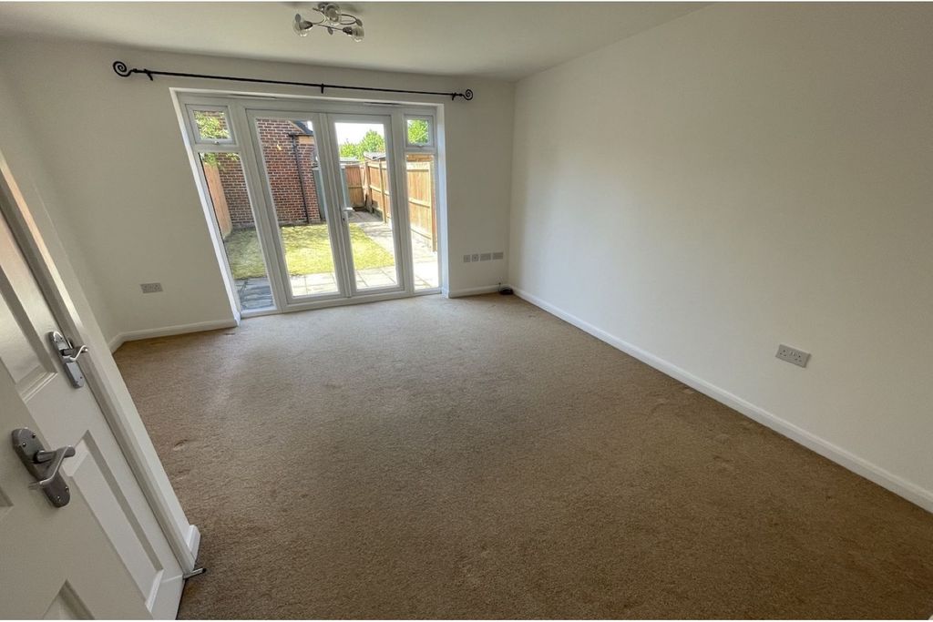 Property photo 1 of 11 Lounge