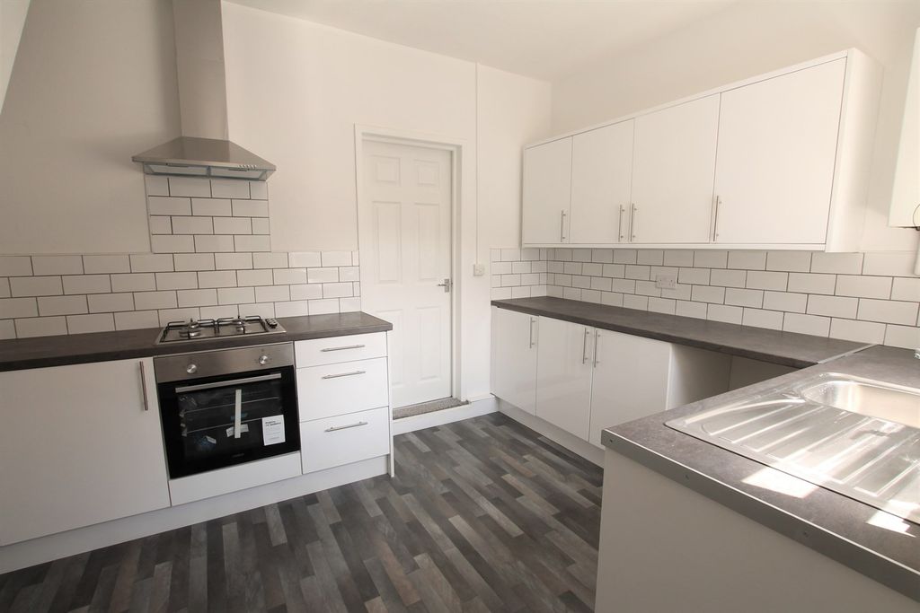 Property photo 2 of 10 Kitchen