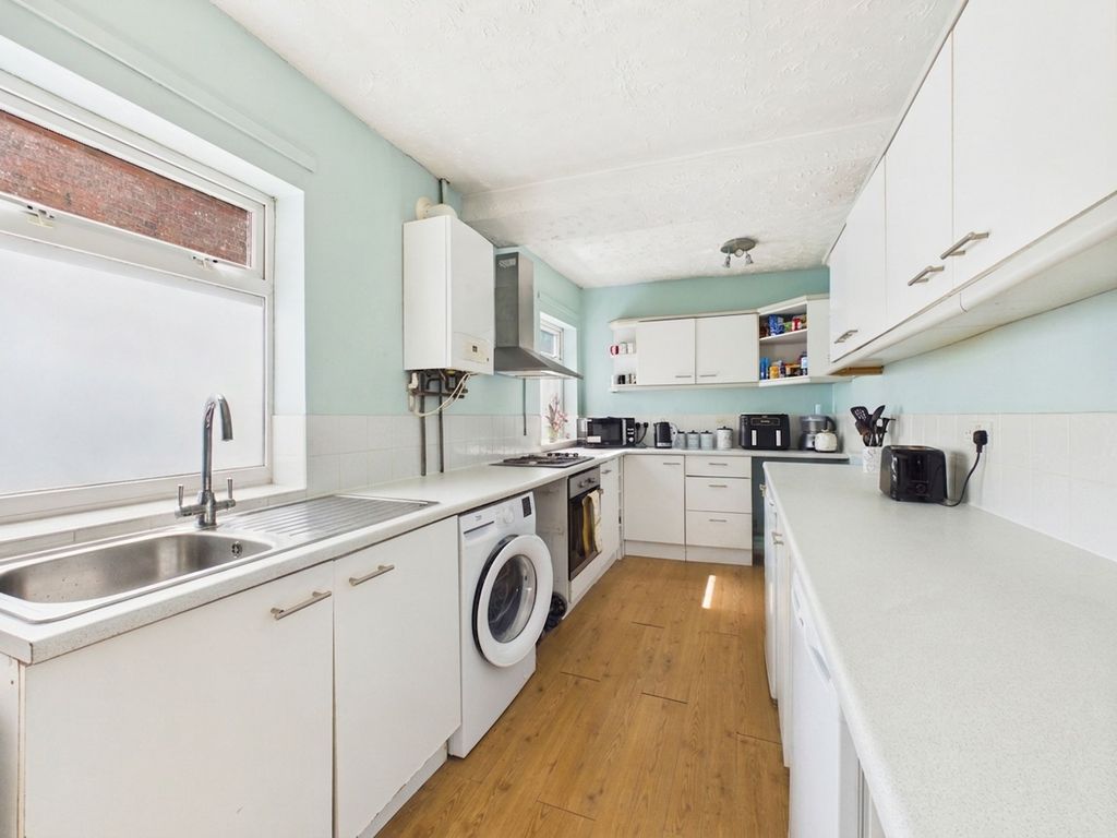 Property photo 3 of 12 Kitchen