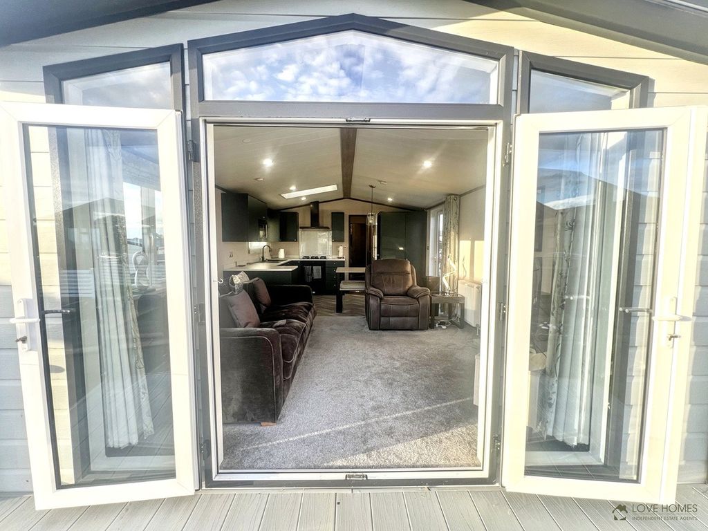 Property photo 2 of 13 8Ww Patio