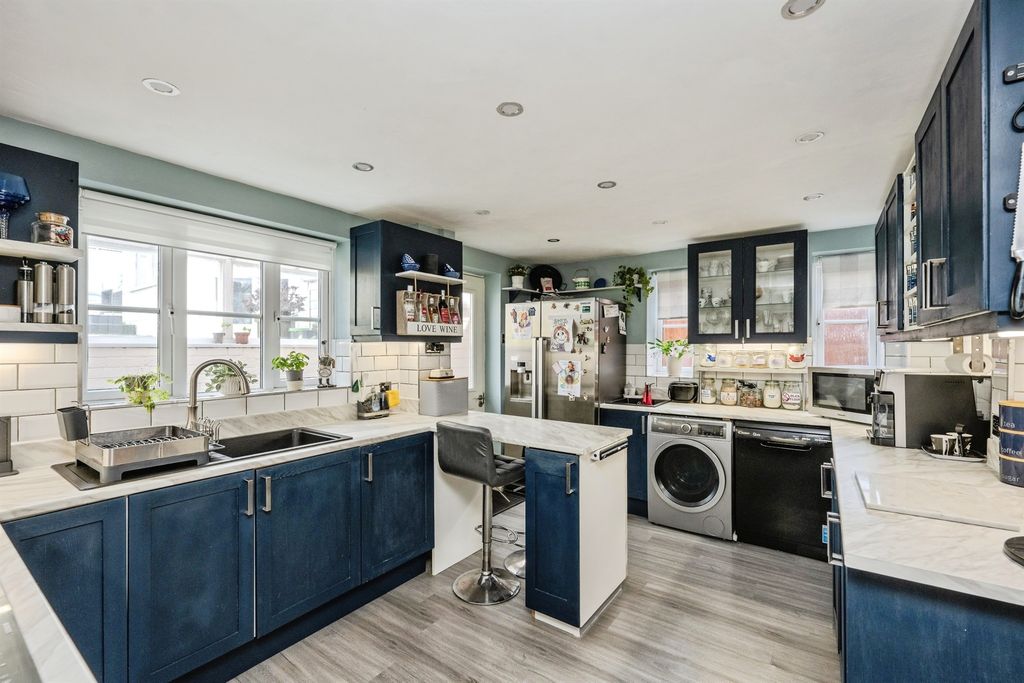 Property photo 3 of 24